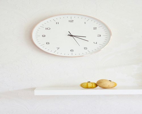 Clock next to a healthy meal representing eating schedule